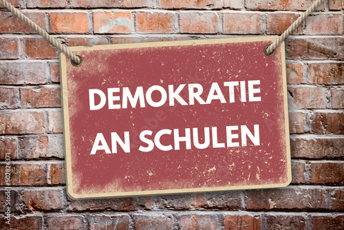 Schild Demokratie an Schulen