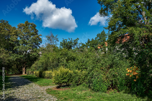 Der ehemalige st  dtische Friedhof in der Lichtenberger Rathausstra  e ist heute ein Park