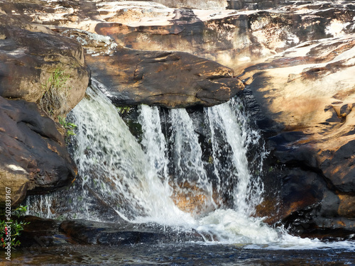 Linda queda D   gua entre pedras  localizada na regi  o rural de Tr  s Barras  munic  pio do Serro  Minas Gerais  Brasil.