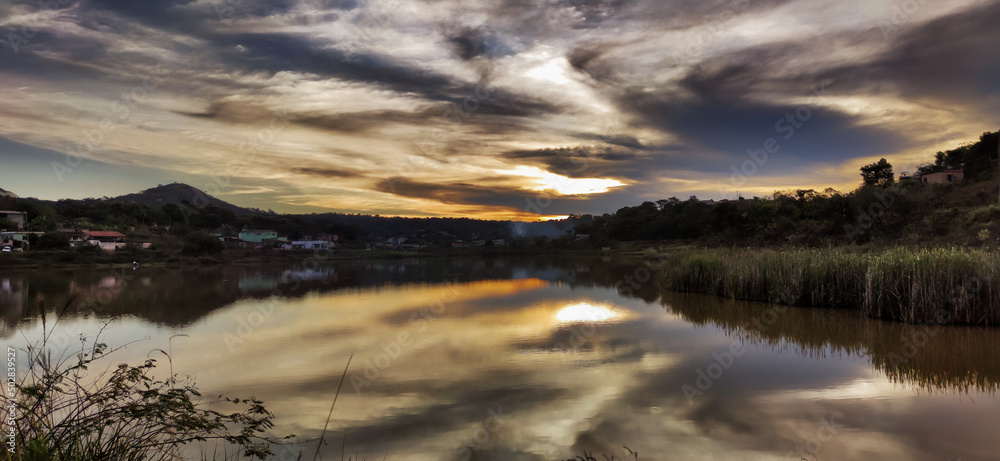 Lindo por do sol, com o reflexo em uma lagoa, localizado em Esmeraldas, interior de Minas Gerais, Brasil.