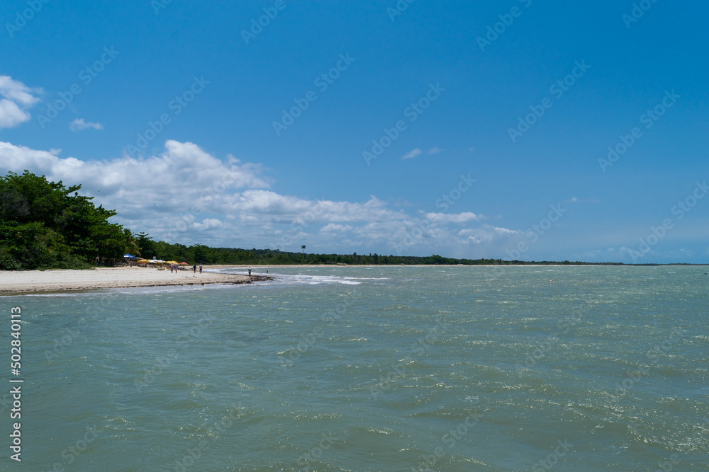 Pequena ilha com mata verde e lindas praias, localizada em Coroa Vermelha na região de Porto Seguro, Bahia, Brasil.