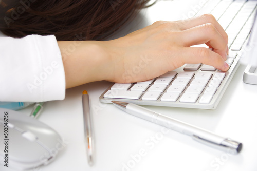 パソコン仕事に疲れている女性