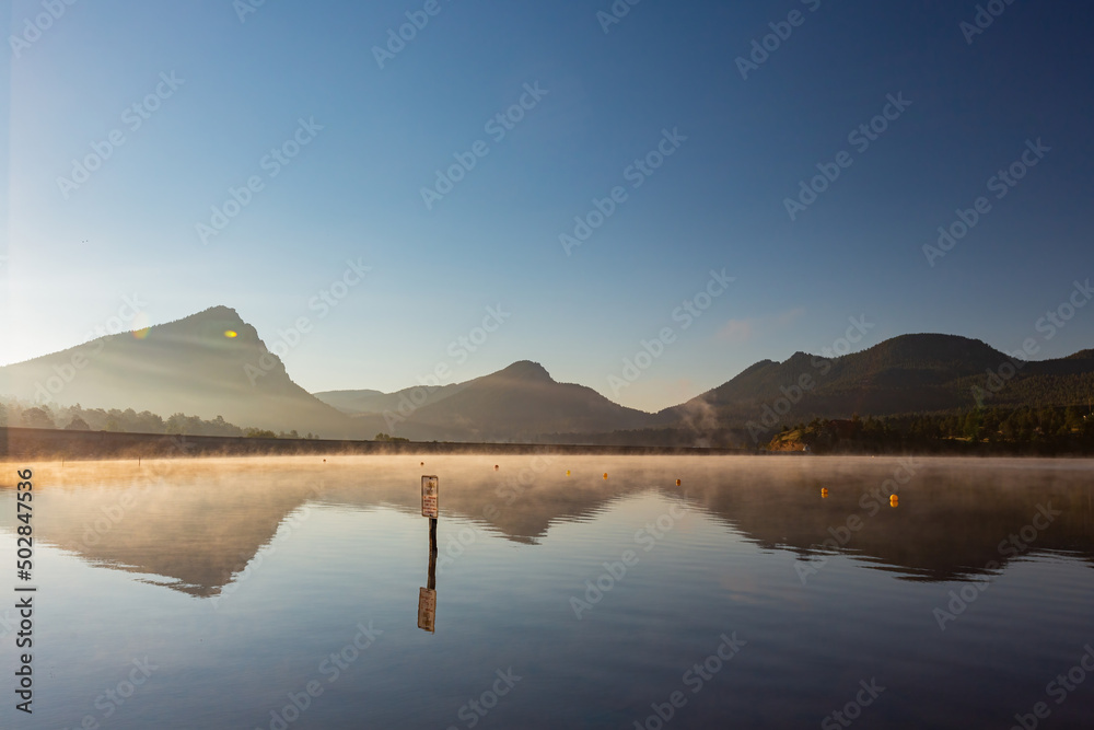 Obraz premium Morning haze of Lake Estes