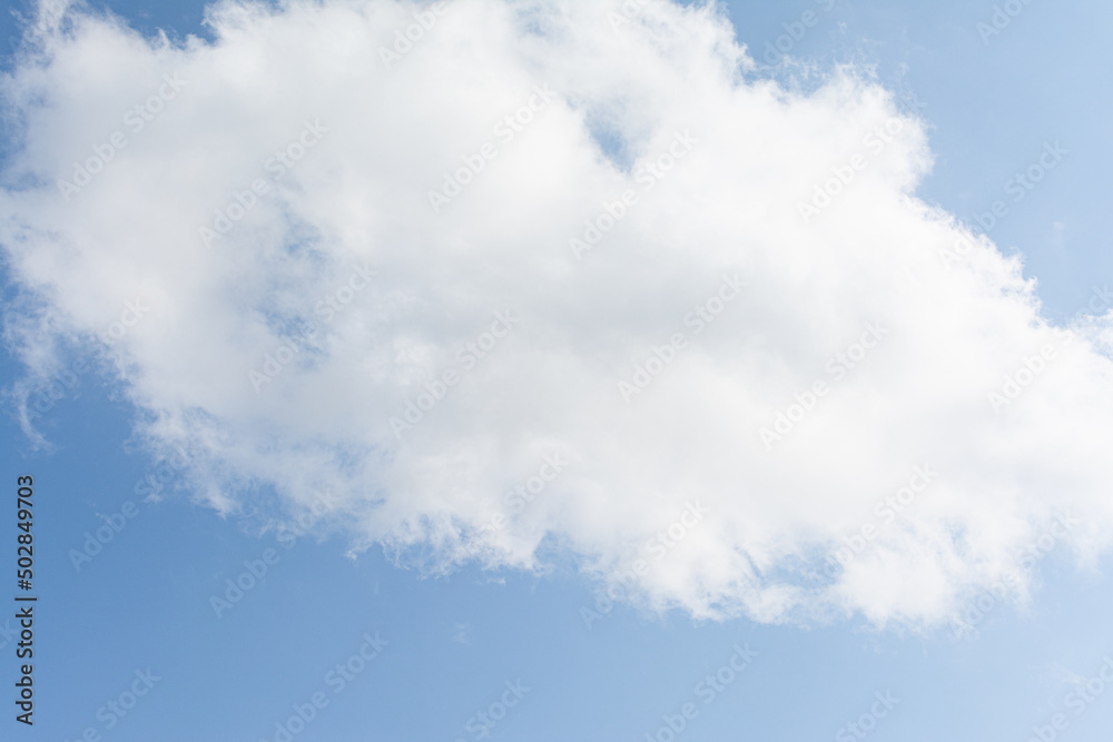 Ciel bleu nuageux en après-midi au printemps Ciel bleu nuageux en après-midi au printemps
