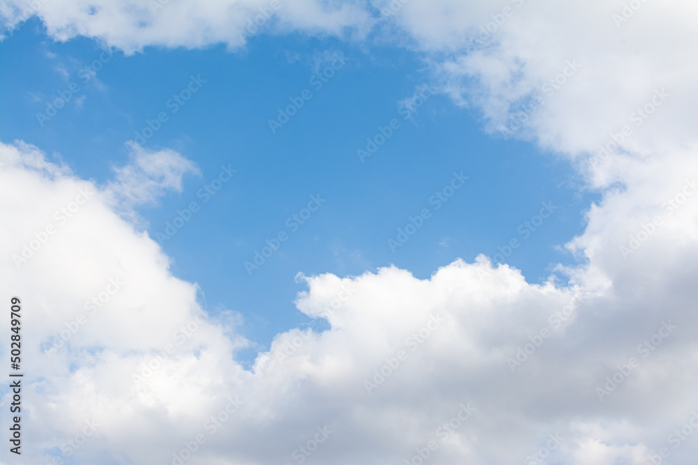 Obraz premium Ciel bleu nuageux en après-midi au printemps