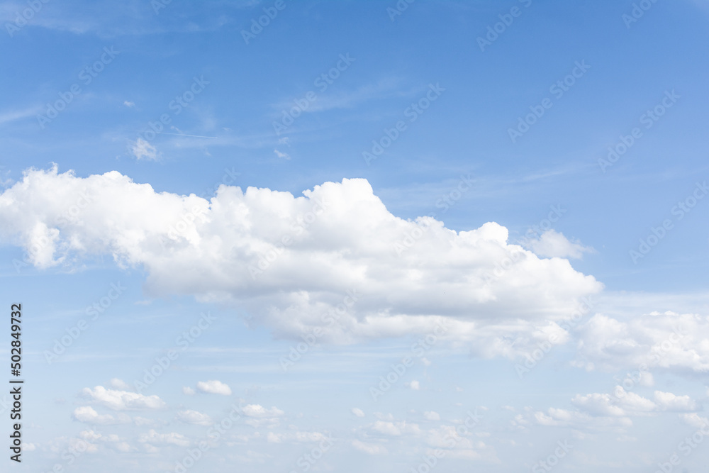 Naklejka premium Ciel bleu nuageux en après-midi au printemps