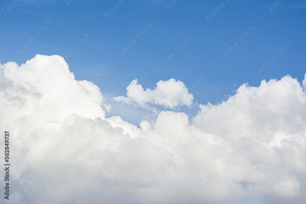 Ciel. Gros cumulus blanc éclatant un après-midi de printemps Ciel. Gros cumulus blanc éclatant un après-midi de printemps