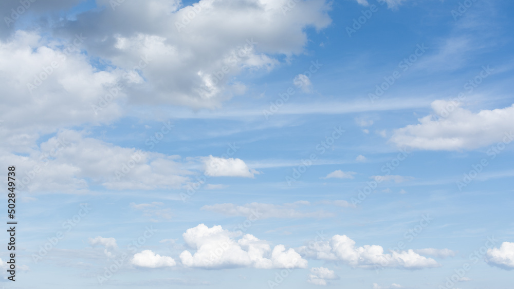 Ciel. Cumulus et cirrus dans un ciel bleu en après-midi au printemps Ciel. Cumulus et cirrus dans un ciel bleu en après-midi au printemps