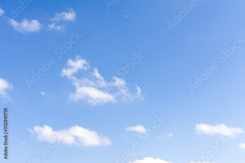 Ciel bleu nuageux en après-midi au printemps