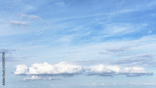 Ciel. Petits cumulus bas et traînées filamenteuses  © Léna Constantin