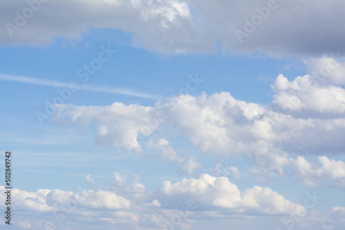 Ciel bleu avec nuages au printemps en fin d'après midi