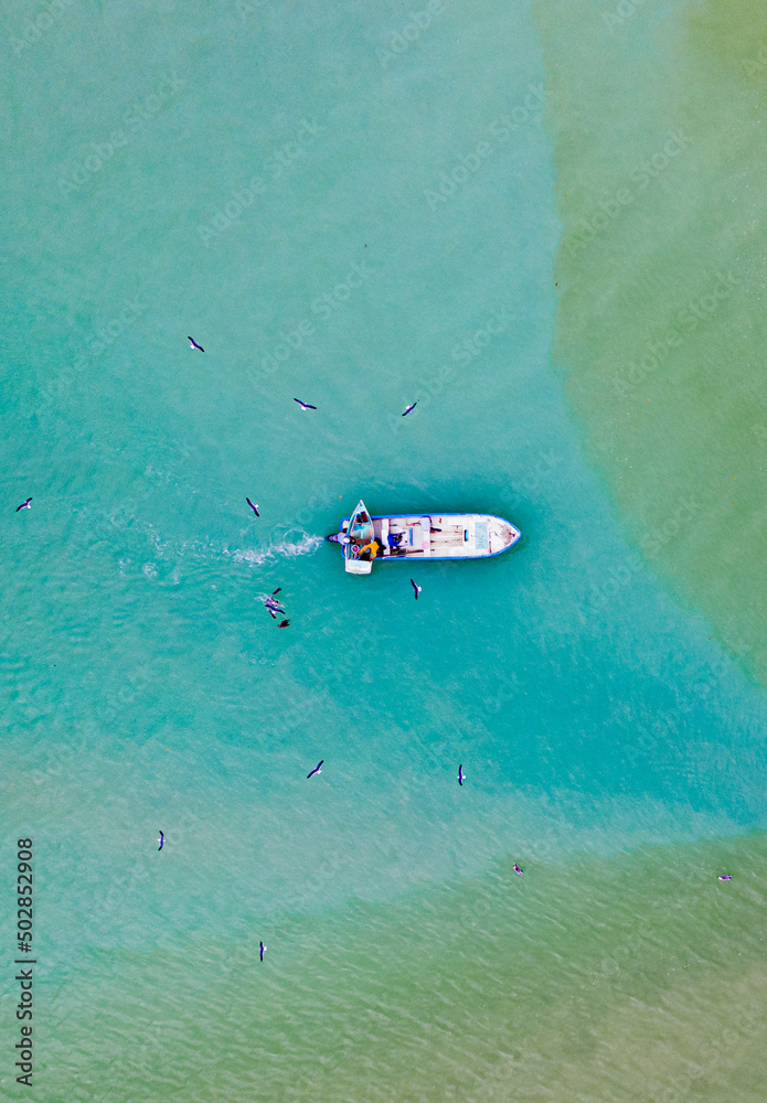 Bote de pesca, bote pesquero, pescadores trabajando