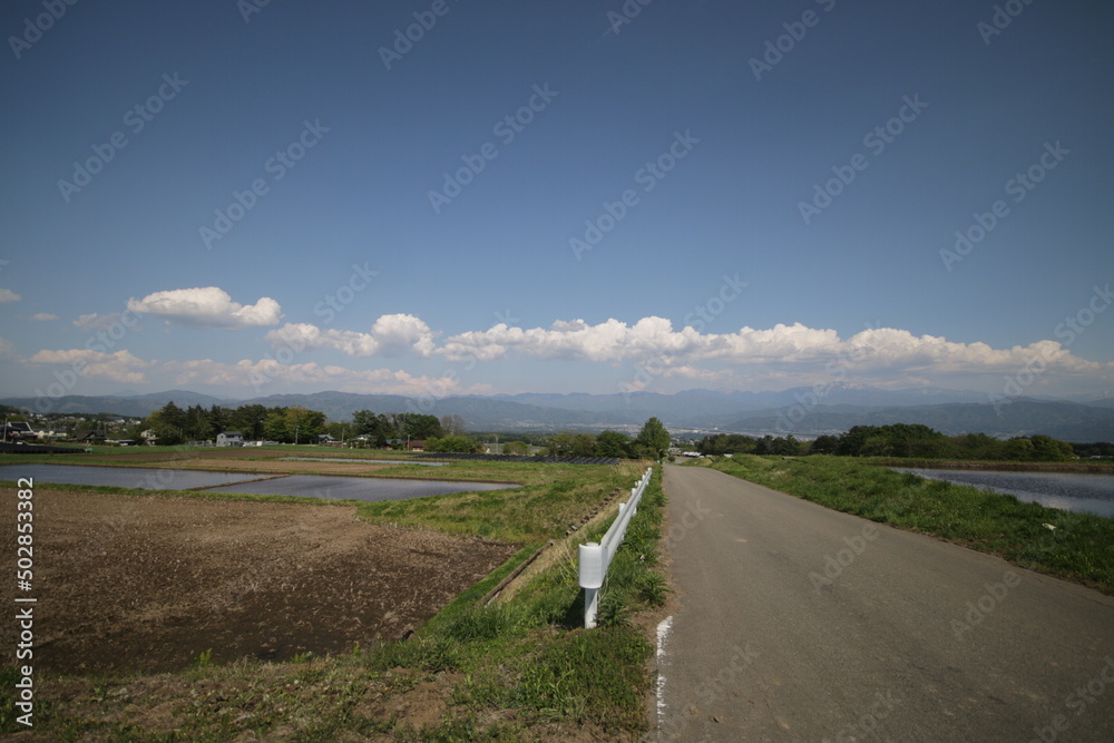 Fototapeta premium 日本の空と山