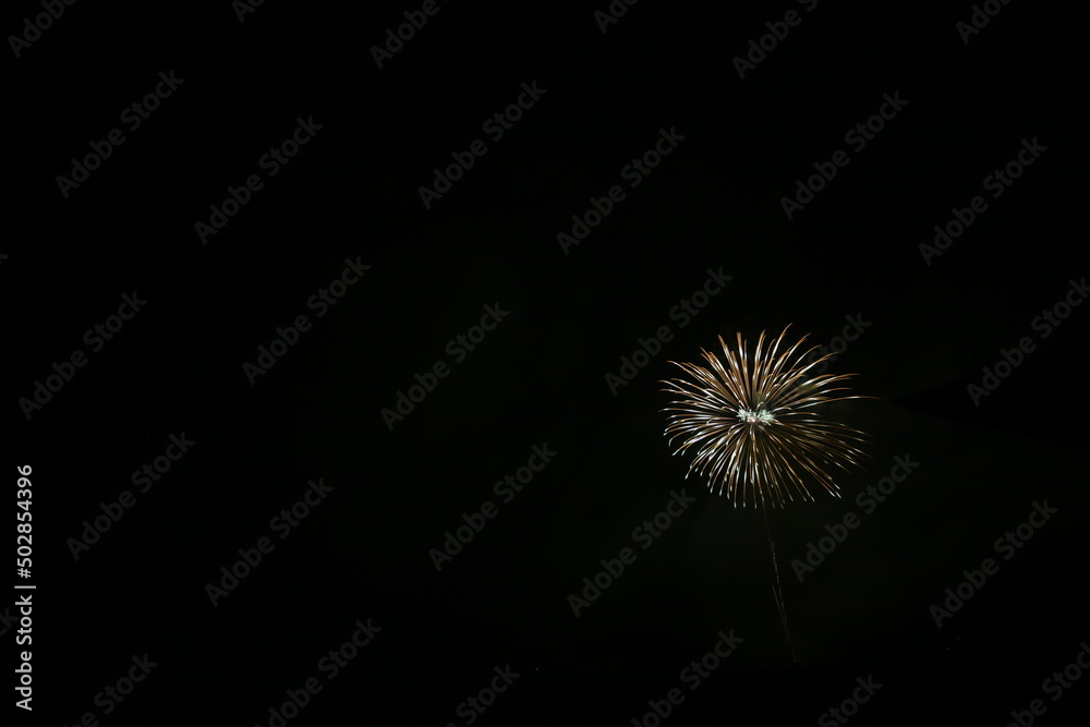 空高く舞い上がる花火 空高く舞い上がる花火