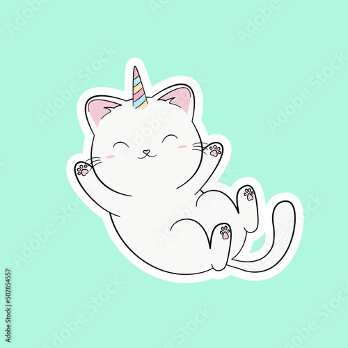Ręcznie rysowany mały biały kotek z rogiem jednorożca na jasnym zielonym tle. Wektorowa ilustracja leżącego, śpiącego, relaksującego się kota. Słodki, uroczy zwierzak. 