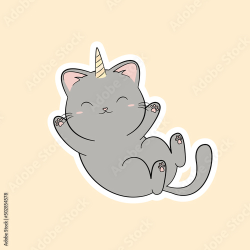 Mały szary kotek z rogiem jednorożca na jasnym żółtym tle. Wektorowa ilustracja leżącego, śpiącego, relaksującego się kota. Słodki, uroczy zwierzak.