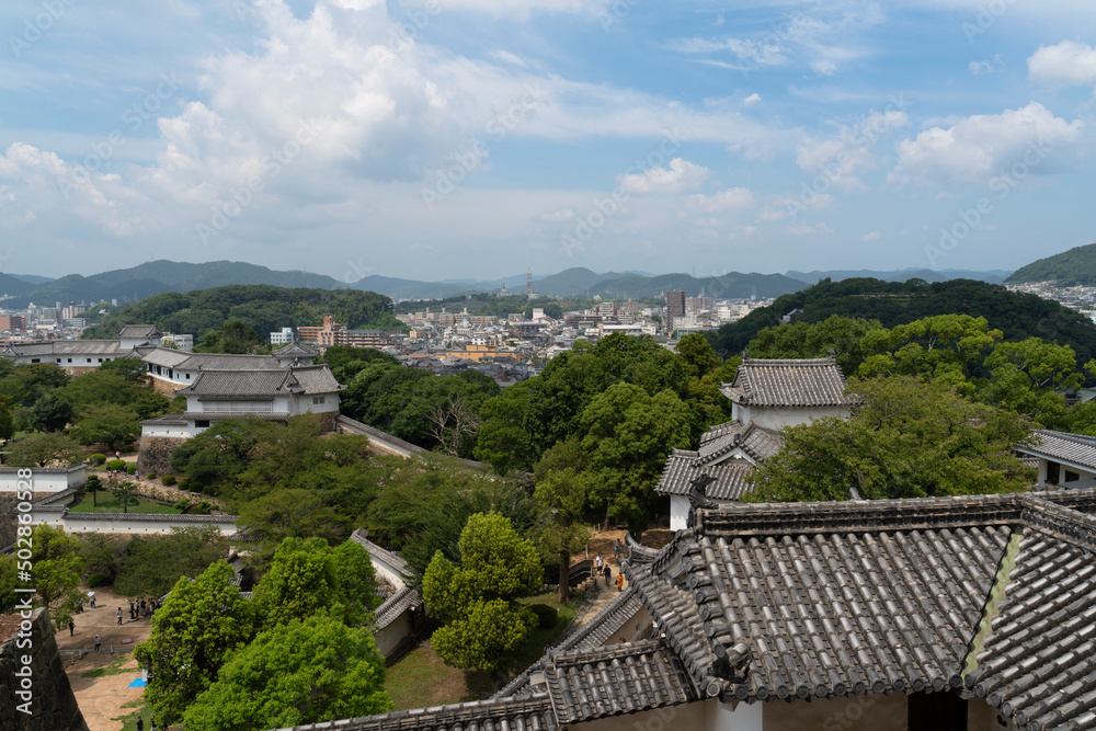 姫路城の上から撮影した城と城下町の全景