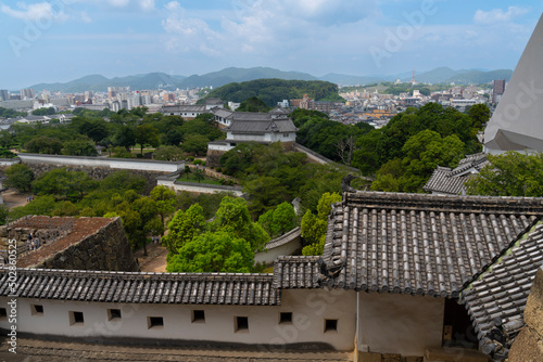 姫路城の上から撮影した城と城下町の全景