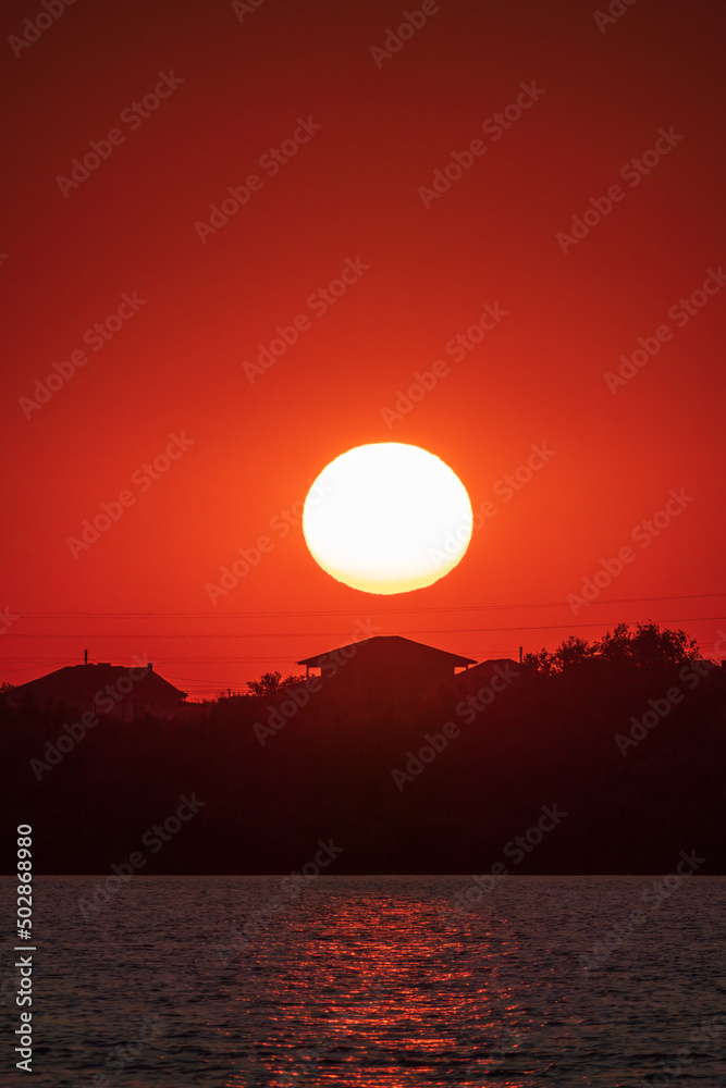 Obraz premium The sun goes down over a lake