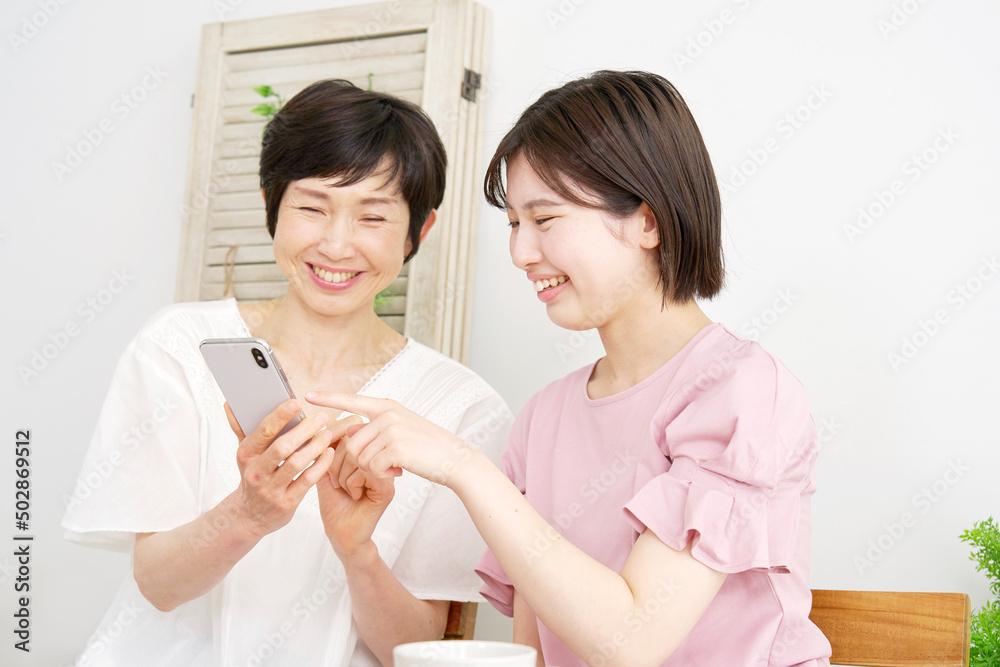 女性 親子 スマホ リビング 女性 親子 スマホ リビング