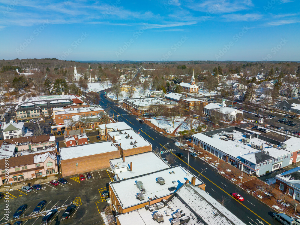Obraz premium Lexington historic town center aerial view on Massachusetts Avenue in winter with Lexington Common and First Parish Church on the background in town of Lexington, Massachusetts MA, USA. 