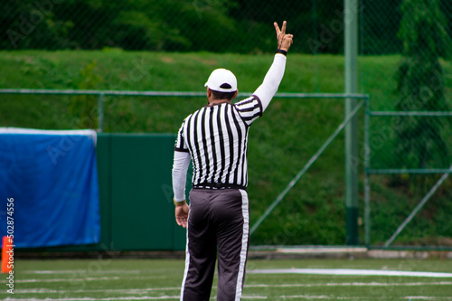 Arbitro hombre durante un juego de futbol americano