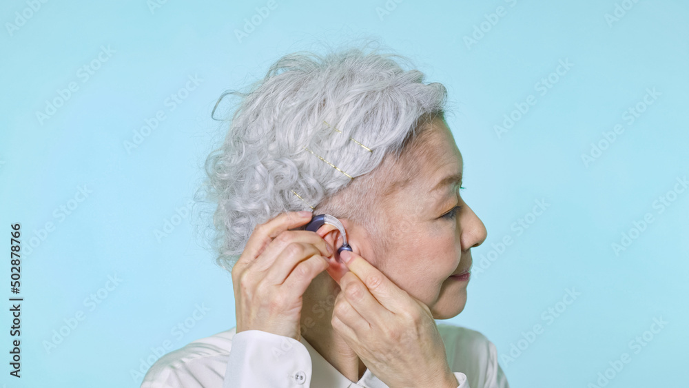 補聴器をつけるシニア女性