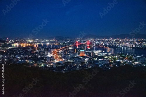 高塔山公園から眺める若戸大橋と北九州の工場夜景
