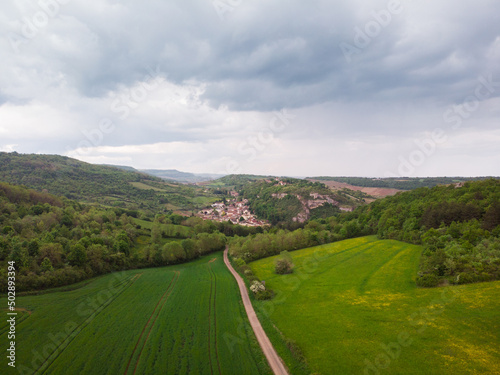 Vue aérienne d'une route traversant des prés et des collines. Un paysage de campagne en Bourgogne. Le village de Saint-Romain. Vue aérienne d'un paysage agricole et de montagnes