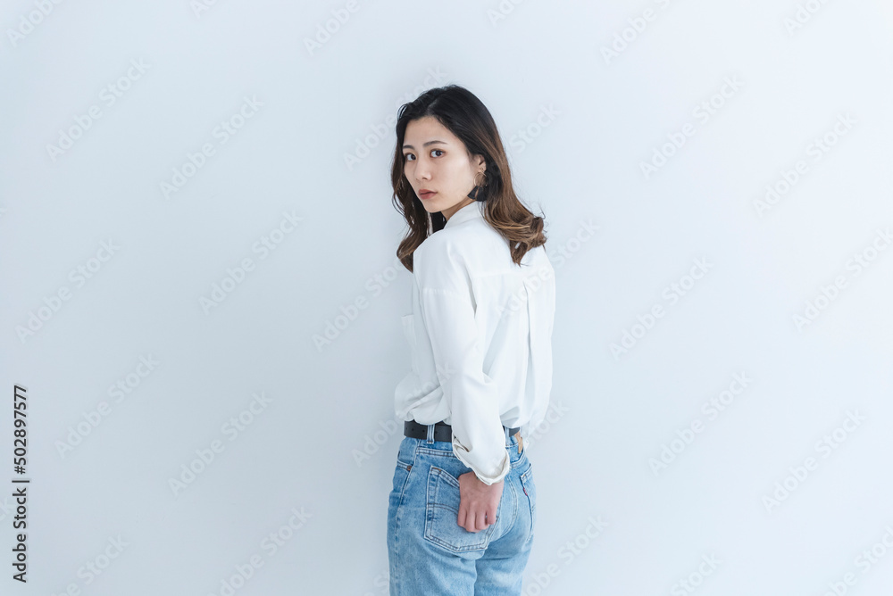 デニムと白シャツのクールな女性 デニムと白シャツのクールな女性