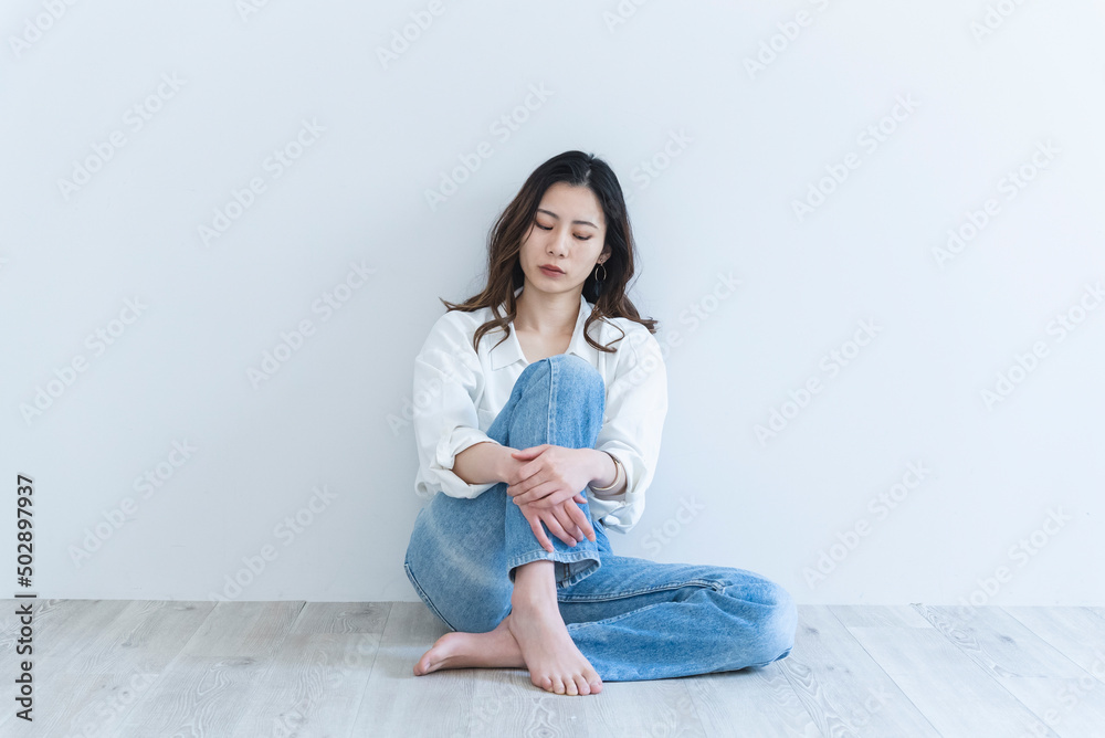 デニムと白シャツのクールな女性