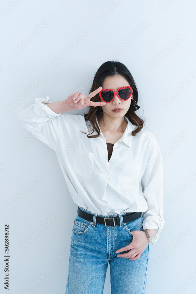ハートのサングラスをかけたクールな女性 ハートのサングラスをかけたクールな女性