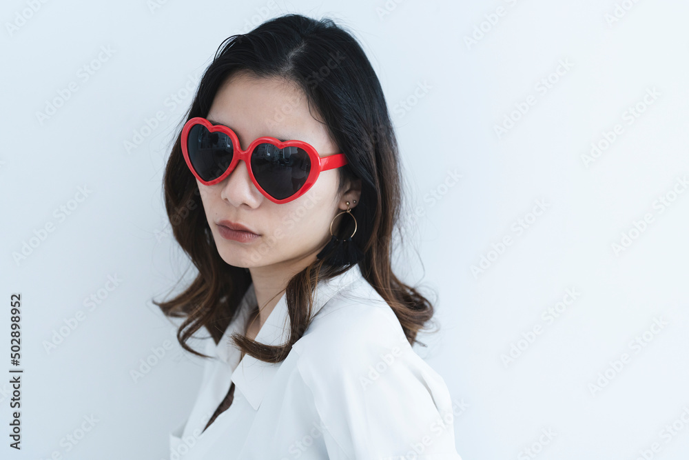 ハートのサングラスをかけたクールな女性 ハートのサングラスをかけたクールな女性