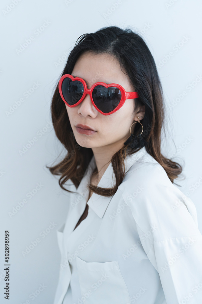 ハートのサングラスをかけたクールな女性 ハートのサングラスをかけたクールな女性