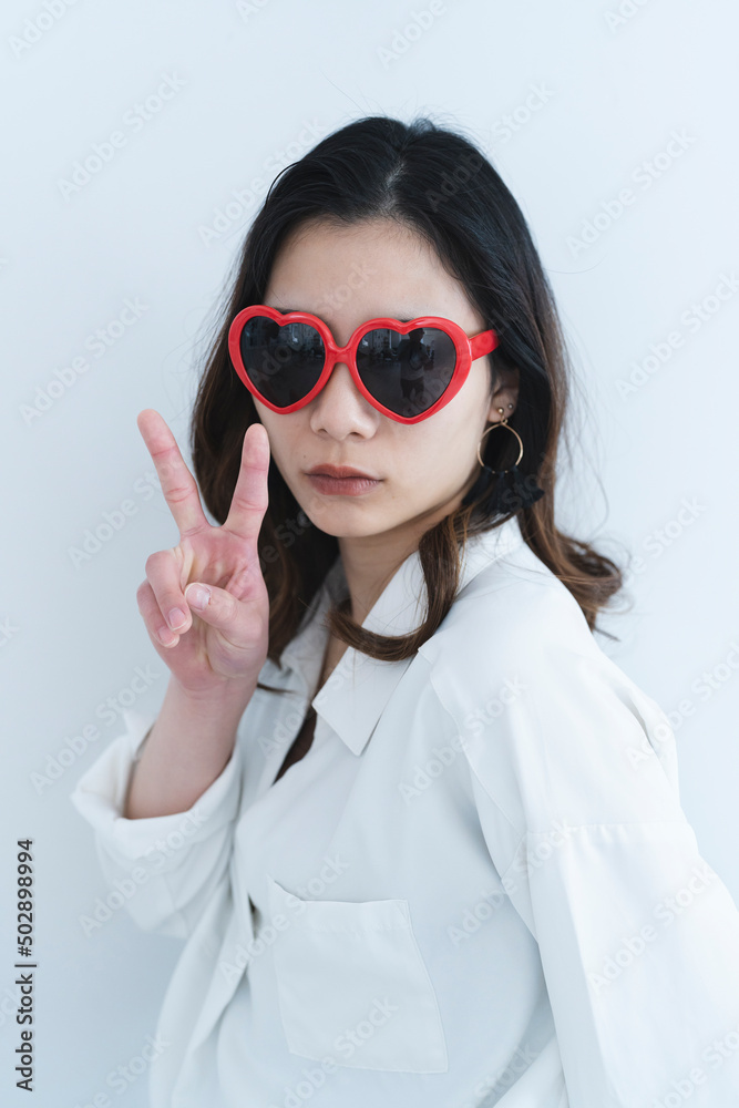 ハートのサングラスをかけたクールな女性 ハートのサングラスをかけたクールな女性