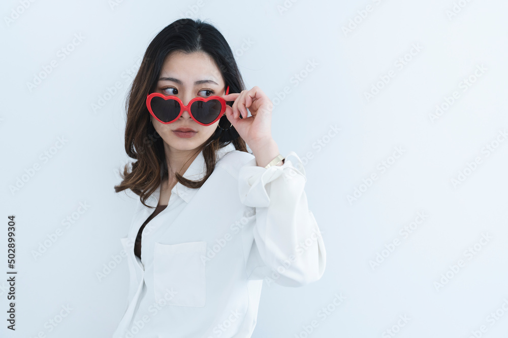 ハートのサングラスをかけたクールな女性 ハートのサングラスをかけたクールな女性