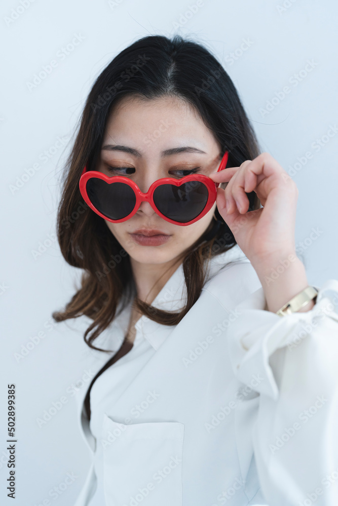 ハートのサングラスをかけたクールな女性 ハートのサングラスをかけたクールな女性
