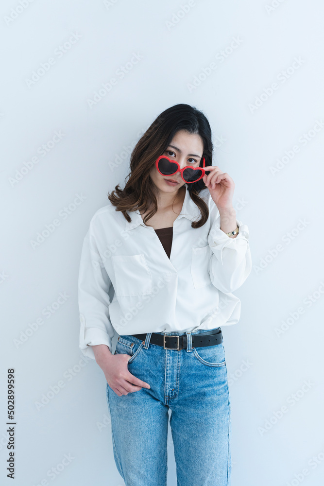 ハートのサングラスをかけたクールな女性 ハートのサングラスをかけたクールな女性