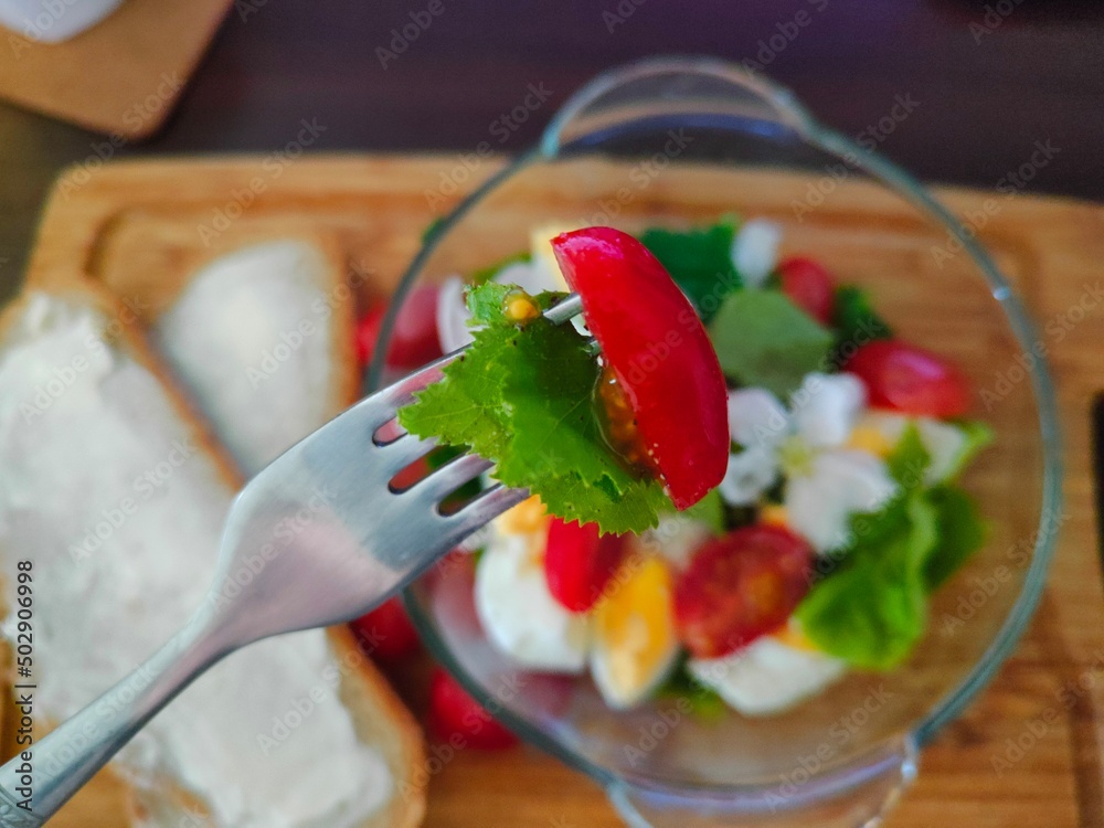 Obraz na płótnie Sałatka wiosenna: sałata, liście, pokrzywa, pomidory i jajka w salonie