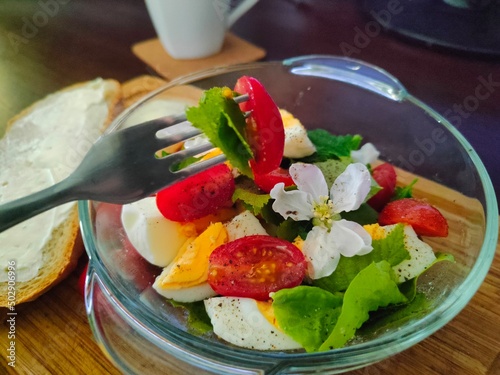 Sałatka wiosenna: sałata, liście, pokrzywa, pomidory i jajka