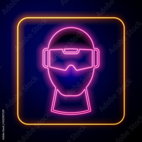 Glowing neon Virtual reality glasses icon isolated on black background. Stereoscopic 3d vr mask. Optical head mounted display. Vector