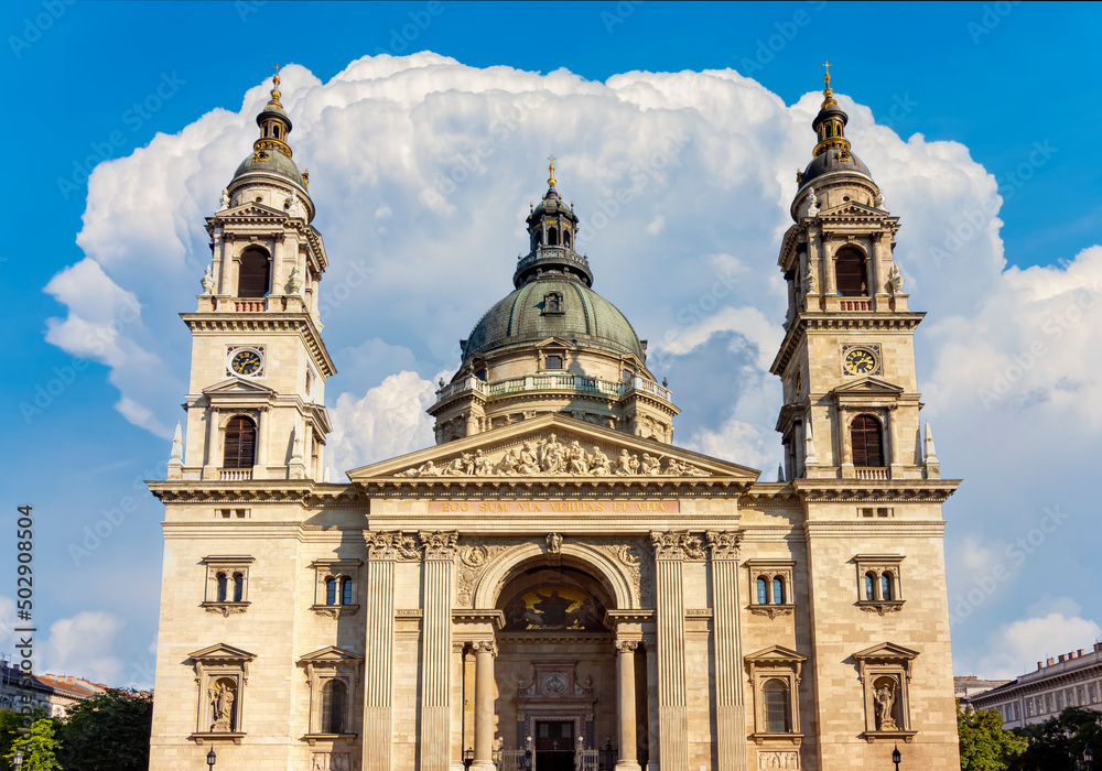 Obraz premium St. Stephen's basilica in center of Budapest, Hungary