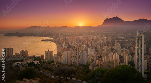 Vista aerea panorámica al atardecer de la ciudad de Benidorm,Alicante,España, con sus rascacielos y la playa del mar mediterraneo