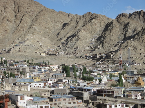 Village près de Leh, dans le Ladakh, région aride, montagneuse et rocheuse au Nord de l'Inde