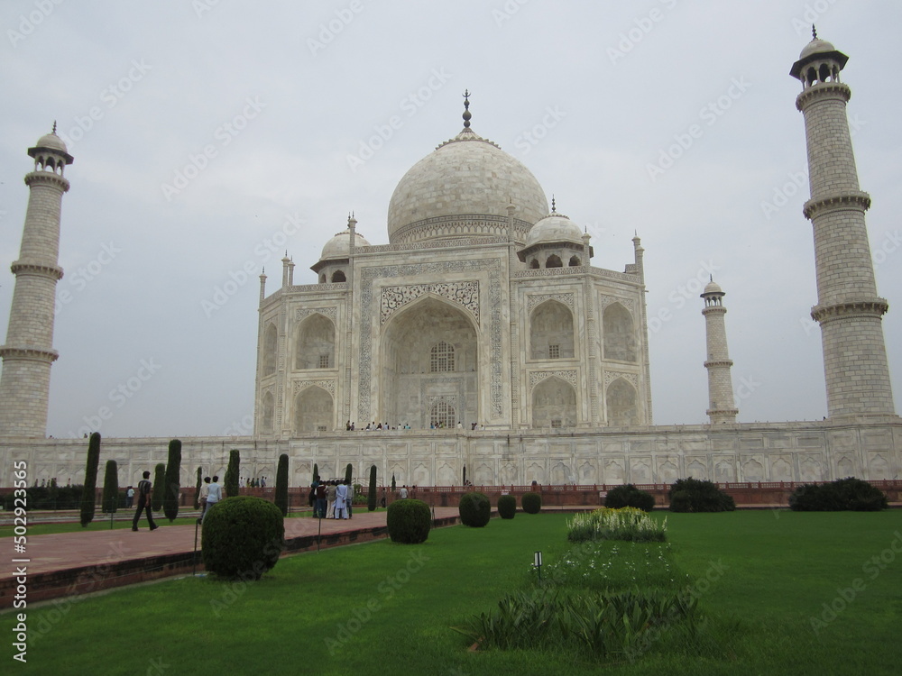 Le célèbre et majestueux palais du Taj Mahal, mausolée en marbre blanc, joyau de l'architecture moghole dans la ville d'Agra, dans l'État de l'Uttar Pradesh en Inde, 