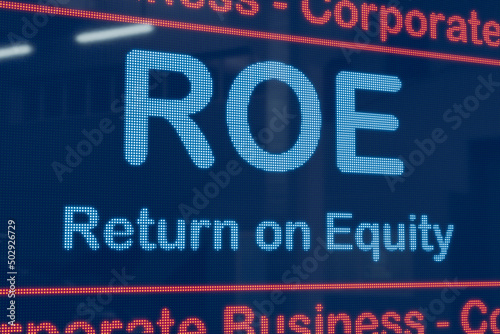 фотографія Stock Market LED screen, ROE - Return on Equity, the measurement of financial performance calculated by dividing net income by shareholders' equity