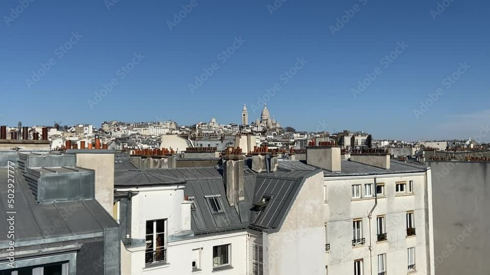 Montmartre, vue d'un toit d'immeuble à Paris Montmartre, vue d'un toit d'immeuble à Paris
