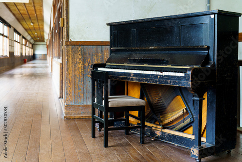 廃校になった小学校に置かれたままの壊れたピアノ © Wakko