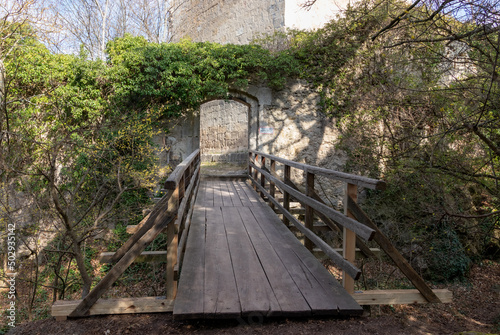 Eingang zur Burgruine Rauheneck mit Holzbrücke, Baden bei Wien, Niederösterreich