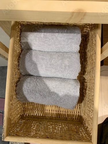 잘 정리된 수건, 타올, 라탄 바구니 / a well-organized towel, towel, rattan basket  photo